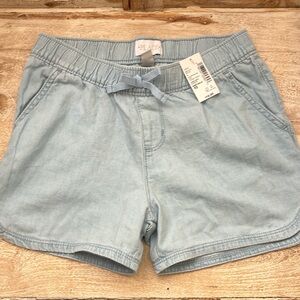 Girls pull on denim shorts